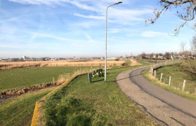 Stenendijk met zicht op omgeving