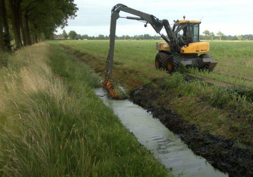 Slootonderhoud met kraan en maaikorf